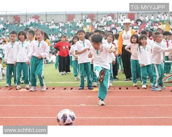 足球明星携手幼儿园小朋友共绘梦想绿茵场的精彩瞬间