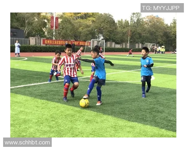 日本足球明星小学生的成长之路与梦想追逐的故事